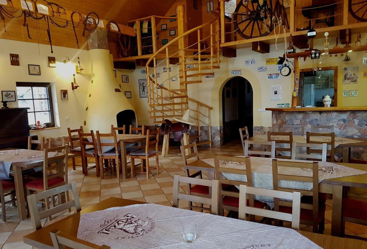 Pensiony A Ubytovani V Kempu Indiana Edrovice Extérieur photo