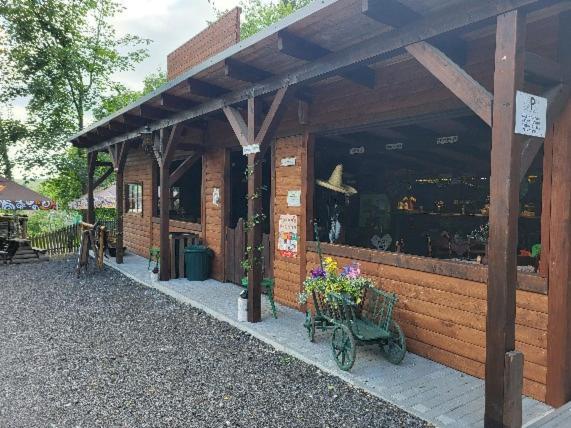Pensiony A Ubytovani V Kempu Indiana Edrovice Extérieur photo